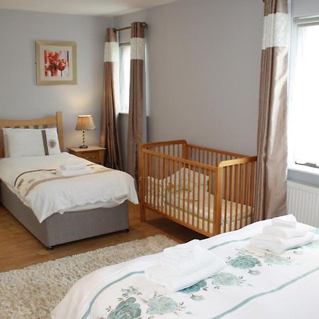 Town Centre Location -Free Private Parking -Luxury 4 Bedroom House All En-Suite With Power Showers -Full Kitchen, 2 Living Rooms - Great Location - Shops And Restaurants 3-Minute Walk -Fast Wi-Fi -Sleeps 9 Guests קיל איירן מראה חיצוני תמונה