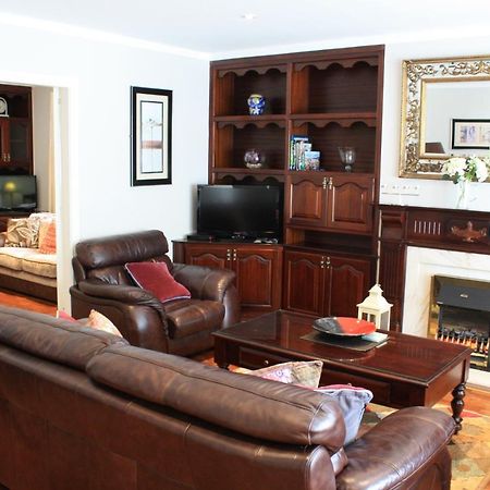 Town Centre Location -Free Private Parking -Luxury 4 Bedroom House All En-Suite With Power Showers -Full Kitchen, 2 Living Rooms - Great Location - Shops And Restaurants 3-Minute Walk -Fast Wi-Fi -Sleeps 9 Guests קיל איירן מראה חיצוני תמונה