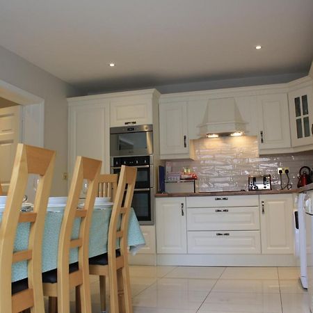 Town Centre Location -Free Private Parking -Luxury 4 Bedroom House All En-Suite With Power Showers -Full Kitchen, 2 Living Rooms - Great Location - Shops And Restaurants 3-Minute Walk -Fast Wi-Fi -Sleeps 9 Guests קיל איירן מראה חיצוני תמונה