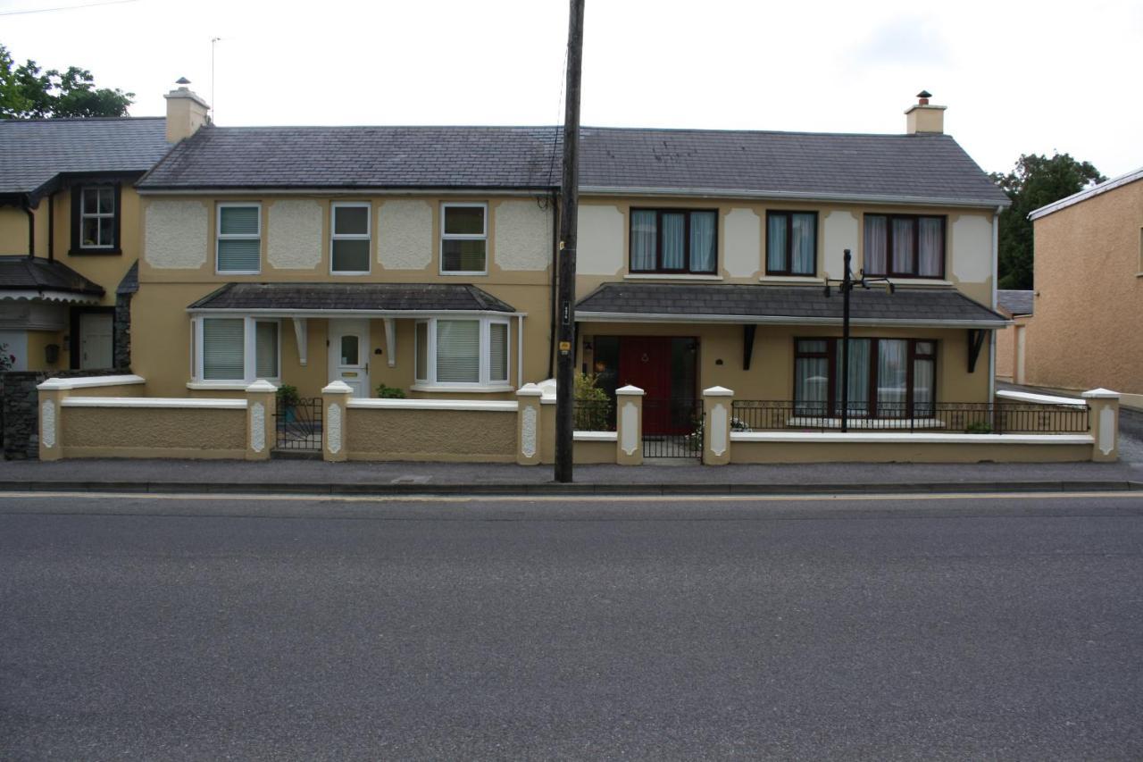 Town Centre Location -Free Private Parking -Luxury 4 Bedroom House All En-Suite With Power Showers -Full Kitchen, 2 Living Rooms - Great Location - Shops And Restaurants 3-Minute Walk -Fast Wi-Fi -Sleeps 9 Guests קיל איירן מראה חיצוני תמונה