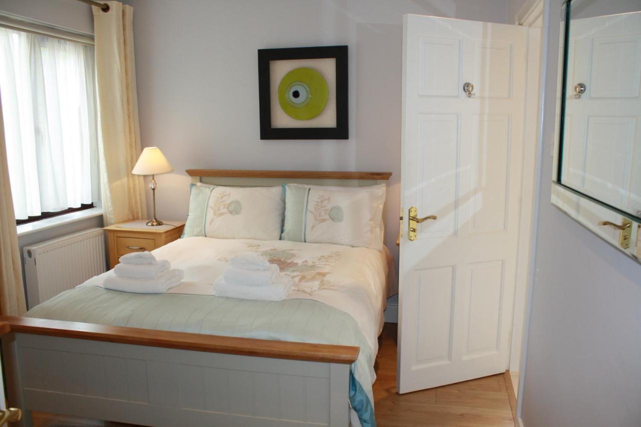 Town Centre Location -Free Private Parking -Luxury 4 Bedroom House All En-Suite With Power Showers -Full Kitchen, 2 Living Rooms - Great Location - Shops And Restaurants 3-Minute Walk -Fast Wi-Fi -Sleeps 9 Guests קיל איירן מראה חיצוני תמונה