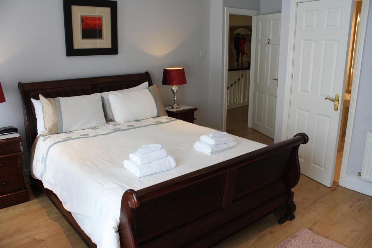 Town Centre Location -Free Private Parking -Luxury 4 Bedroom House All En-Suite With Power Showers -Full Kitchen, 2 Living Rooms - Great Location - Shops And Restaurants 3-Minute Walk -Fast Wi-Fi -Sleeps 9 Guests קיל איירן מראה חיצוני תמונה