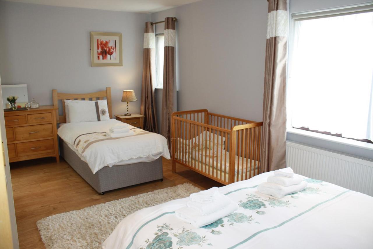 Town Centre Location -Free Private Parking -Luxury 4 Bedroom House All En-Suite With Power Showers -Full Kitchen, 2 Living Rooms - Great Location - Shops And Restaurants 3-Minute Walk -Fast Wi-Fi -Sleeps 9 Guests קיל איירן מראה חיצוני תמונה