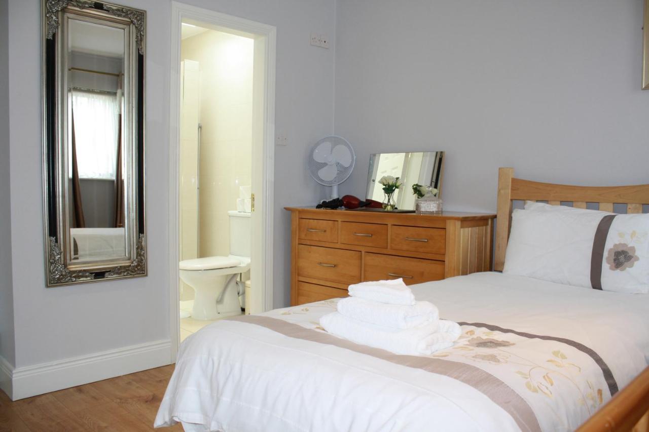 Town Centre Location -Free Private Parking -Luxury 4 Bedroom House All En-Suite With Power Showers -Full Kitchen, 2 Living Rooms - Great Location - Shops And Restaurants 3-Minute Walk -Fast Wi-Fi -Sleeps 9 Guests קיל איירן מראה חיצוני תמונה