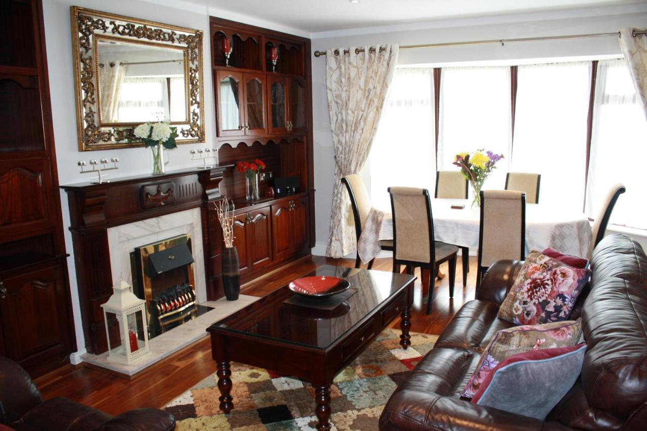 Town Centre Location -Free Private Parking -Luxury 4 Bedroom House All En-Suite With Power Showers -Full Kitchen, 2 Living Rooms - Great Location - Shops And Restaurants 3-Minute Walk -Fast Wi-Fi -Sleeps 9 Guests קיל איירן מראה חיצוני תמונה