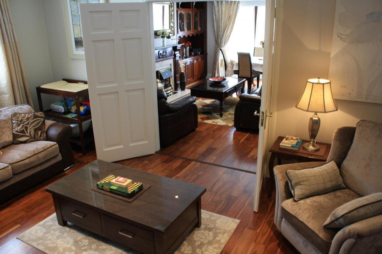 Town Centre Location -Free Private Parking -Luxury 4 Bedroom House All En-Suite With Power Showers -Full Kitchen, 2 Living Rooms - Great Location - Shops And Restaurants 3-Minute Walk -Fast Wi-Fi -Sleeps 9 Guests קיל איירן מראה חיצוני תמונה