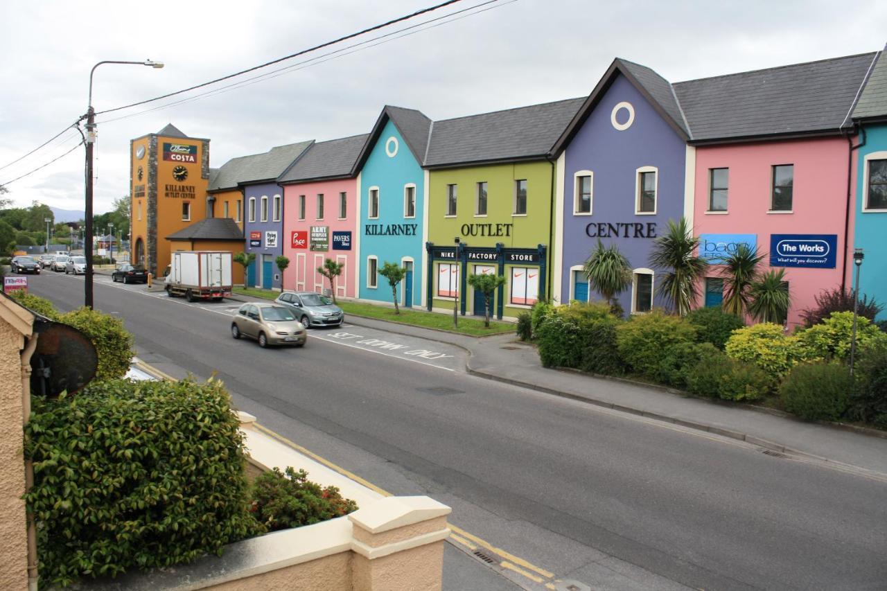 Town Centre Location -Free Private Parking -Luxury 4 Bedroom House All En-Suite With Power Showers -Full Kitchen, 2 Living Rooms - Great Location - Shops And Restaurants 3-Minute Walk -Fast Wi-Fi -Sleeps 9 Guests קיל איירן מראה חיצוני תמונה