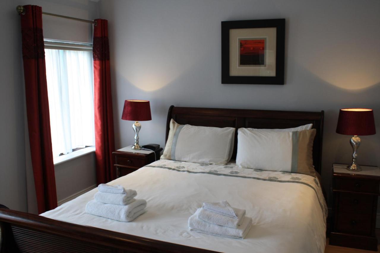 Town Centre Location -Free Private Parking -Luxury 4 Bedroom House All En-Suite With Power Showers -Full Kitchen, 2 Living Rooms - Great Location - Shops And Restaurants 3-Minute Walk -Fast Wi-Fi -Sleeps 9 Guests קיל איירן מראה חיצוני תמונה