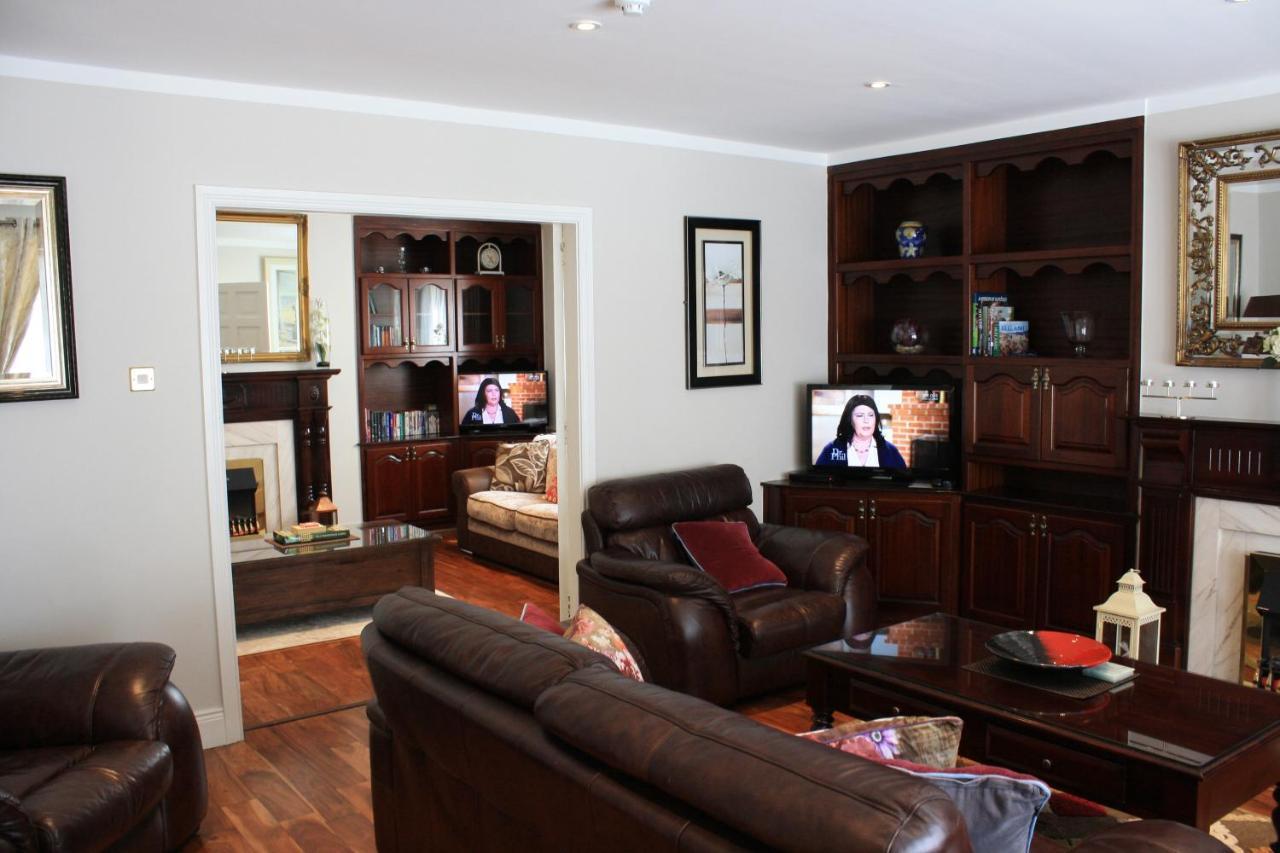 Town Centre Location -Free Private Parking -Luxury 4 Bedroom House All En-Suite With Power Showers -Full Kitchen, 2 Living Rooms - Great Location - Shops And Restaurants 3-Minute Walk -Fast Wi-Fi -Sleeps 9 Guests קיל איירן מראה חיצוני תמונה
