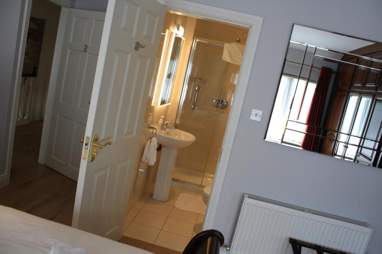 Town Centre Location -Free Private Parking -Luxury 4 Bedroom House All En-Suite With Power Showers -Full Kitchen, 2 Living Rooms - Great Location - Shops And Restaurants 3-Minute Walk -Fast Wi-Fi -Sleeps 9 Guests קיל איירן מראה חיצוני תמונה