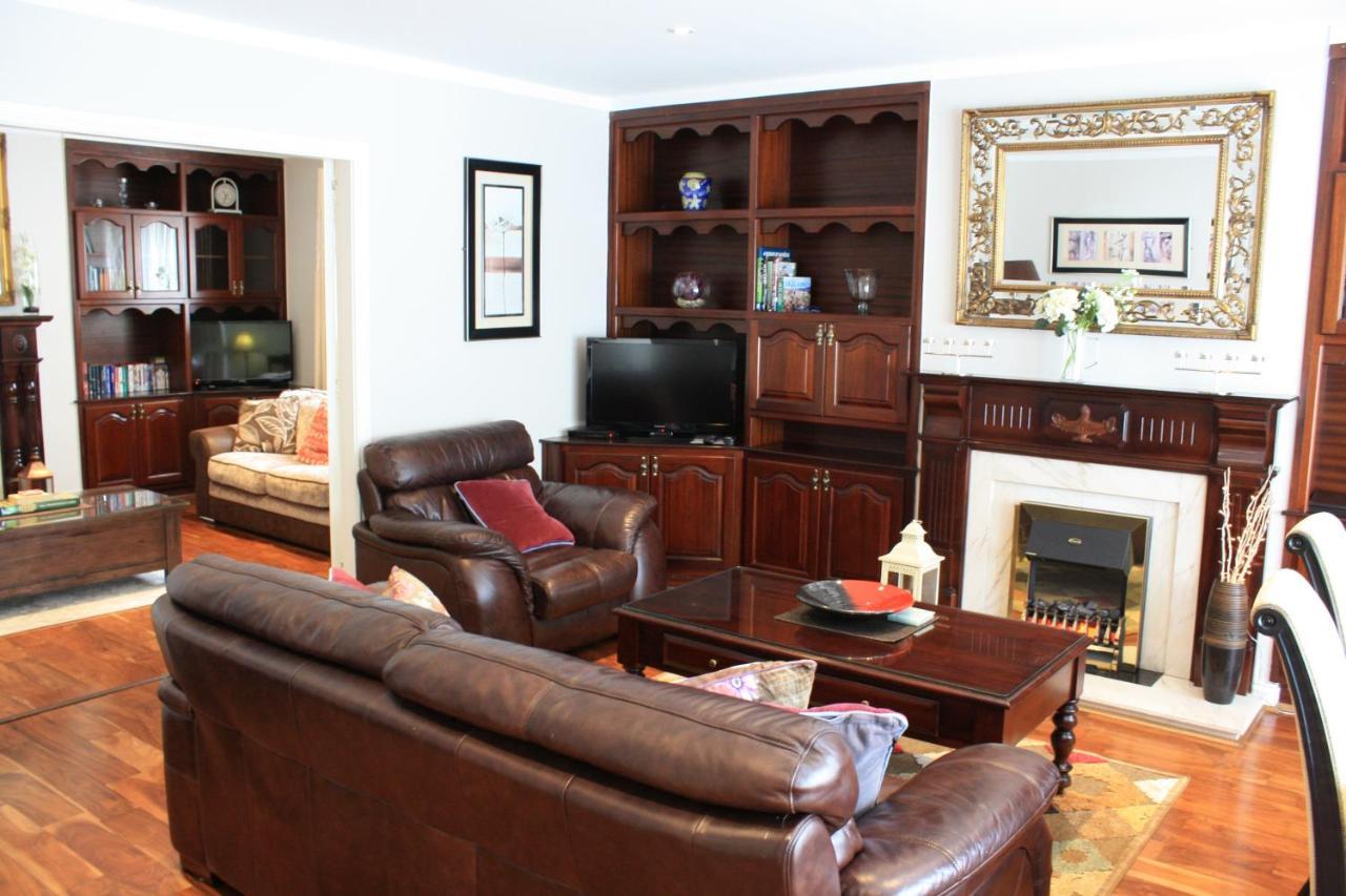 Town Centre Location -Free Private Parking -Luxury 4 Bedroom House All En-Suite With Power Showers -Full Kitchen, 2 Living Rooms - Great Location - Shops And Restaurants 3-Minute Walk -Fast Wi-Fi -Sleeps 9 Guests קיל איירן מראה חיצוני תמונה