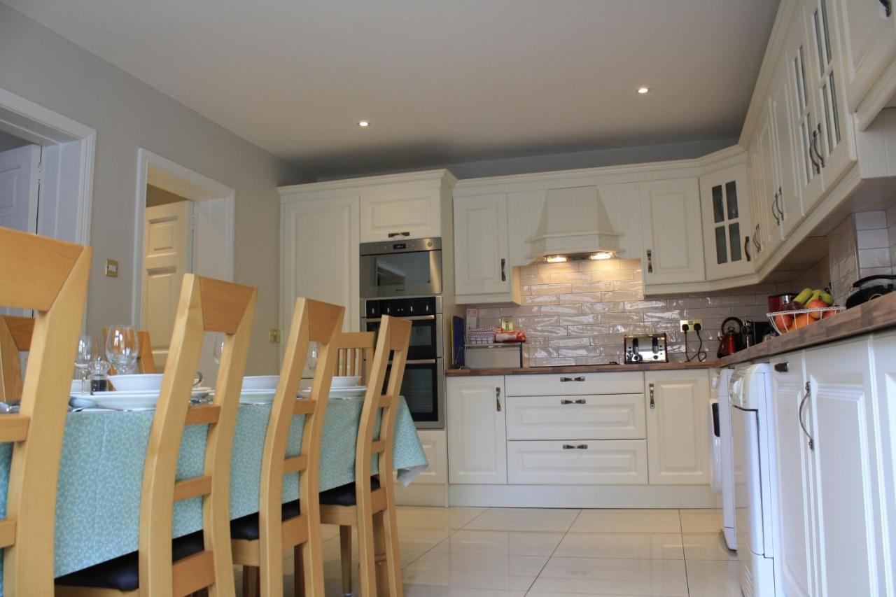 Town Centre Location -Free Private Parking -Luxury 4 Bedroom House All En-Suite With Power Showers -Full Kitchen, 2 Living Rooms - Great Location - Shops And Restaurants 3-Minute Walk -Fast Wi-Fi -Sleeps 9 Guests קיל איירן מראה חיצוני תמונה