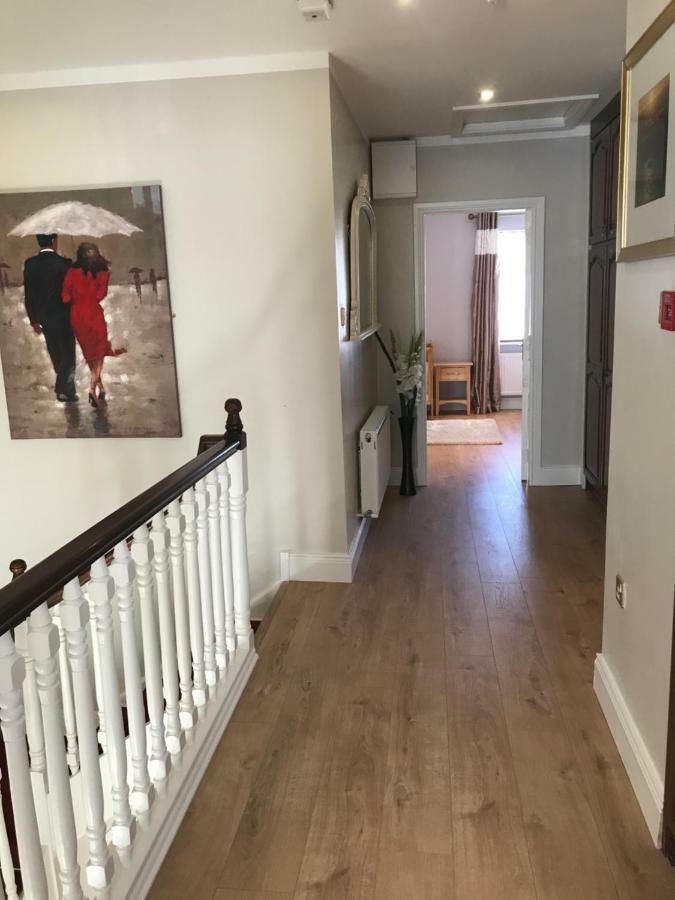 Town Centre Location -Free Private Parking -Luxury 4 Bedroom House All En-Suite With Power Showers -Full Kitchen, 2 Living Rooms - Great Location - Shops And Restaurants 3-Minute Walk -Fast Wi-Fi -Sleeps 9 Guests קיל איירן מראה חיצוני תמונה