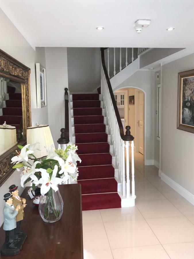 Town Centre Location -Free Private Parking -Luxury 4 Bedroom House All En-Suite With Power Showers -Full Kitchen, 2 Living Rooms - Great Location - Shops And Restaurants 3-Minute Walk -Fast Wi-Fi -Sleeps 9 Guests קיל איירן מראה חיצוני תמונה