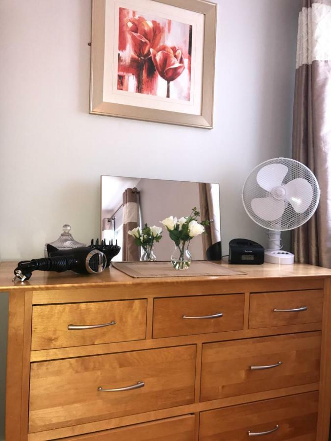 Town Centre Location -Free Private Parking -Luxury 4 Bedroom House All En-Suite With Power Showers -Full Kitchen, 2 Living Rooms - Great Location - Shops And Restaurants 3-Minute Walk -Fast Wi-Fi -Sleeps 9 Guests קיל איירן מראה חיצוני תמונה