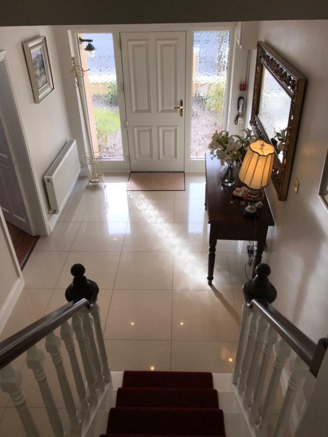 Town Centre Location -Free Private Parking -Luxury 4 Bedroom House All En-Suite With Power Showers -Full Kitchen, 2 Living Rooms - Great Location - Shops And Restaurants 3-Minute Walk -Fast Wi-Fi -Sleeps 9 Guests קיל איירן מראה חיצוני תמונה